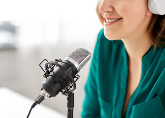 Expert commentary on personal finance, woman behind a microphone